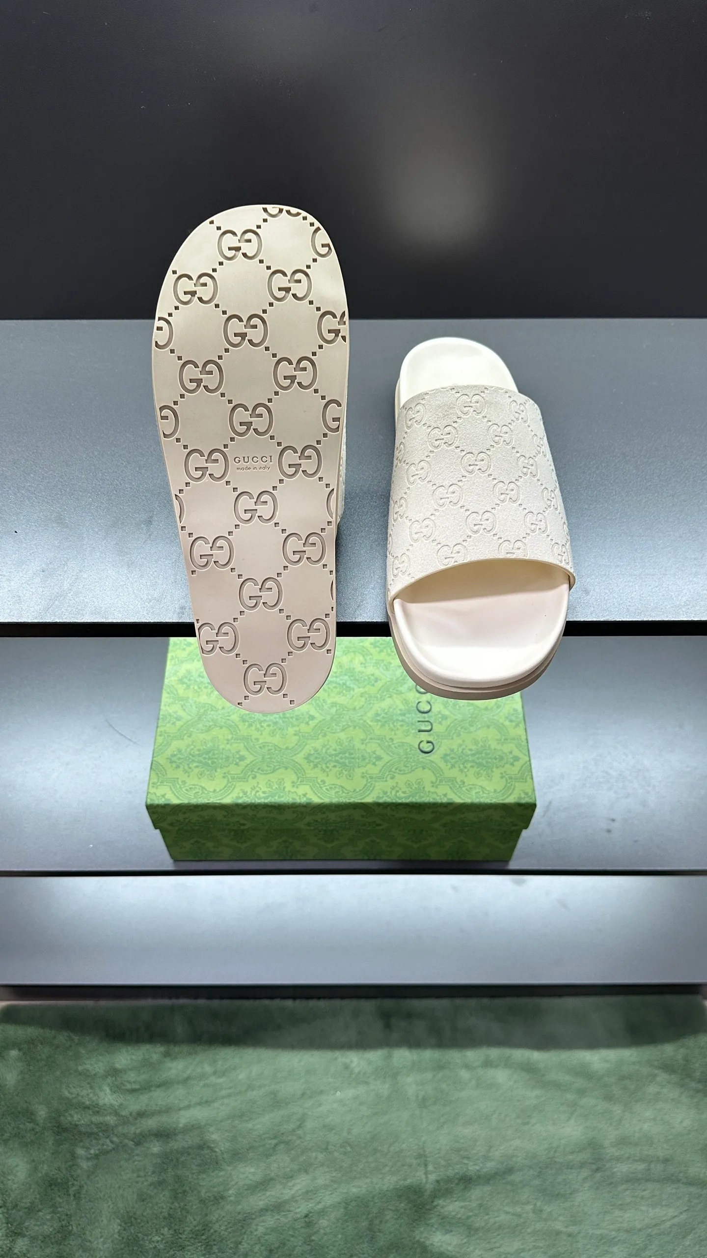 [G Home New Style] P: 300💰Men's size 39~45, (46. Customized) This slipper is made of GG polyester fiber and is decorated with a Gucci label on the front, which adds a striking logo feel to the style. "Gucci Made in Italy" stamped label Rubber sole Flat Made in Italy